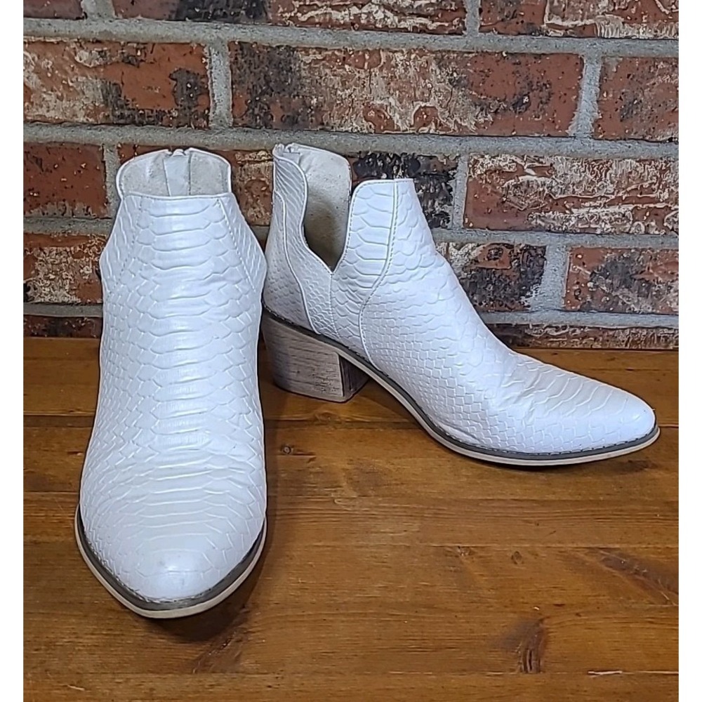 altar'd state faux‎ white leather western ankle bootie Women's Size 9